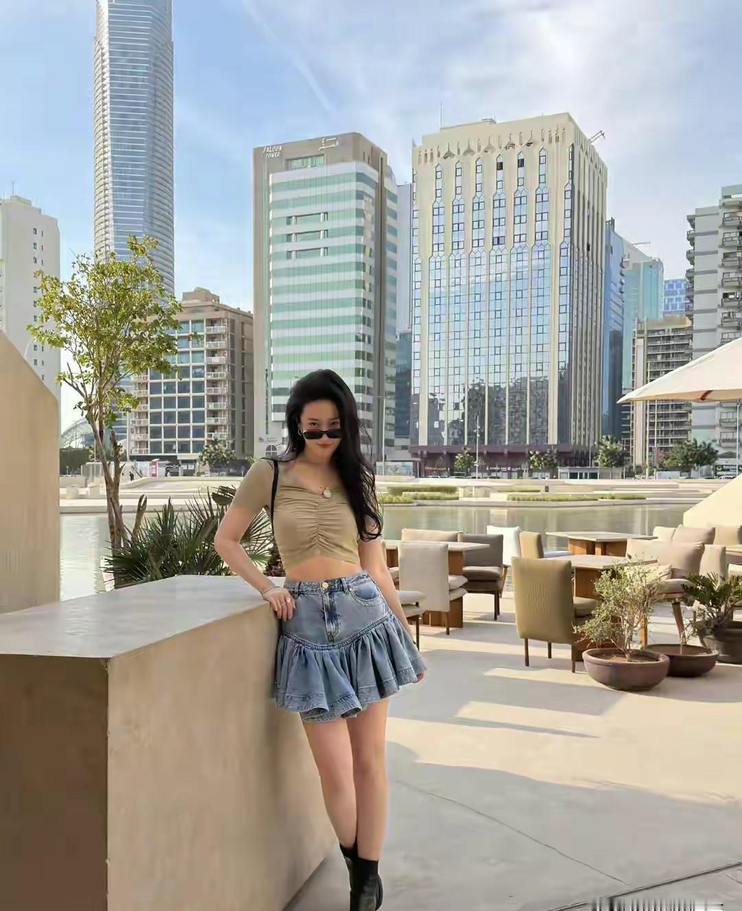 38岁，腰比20岁还细。
你发现没有，女明星的身材分两种：一种是饿出来的纤细，一