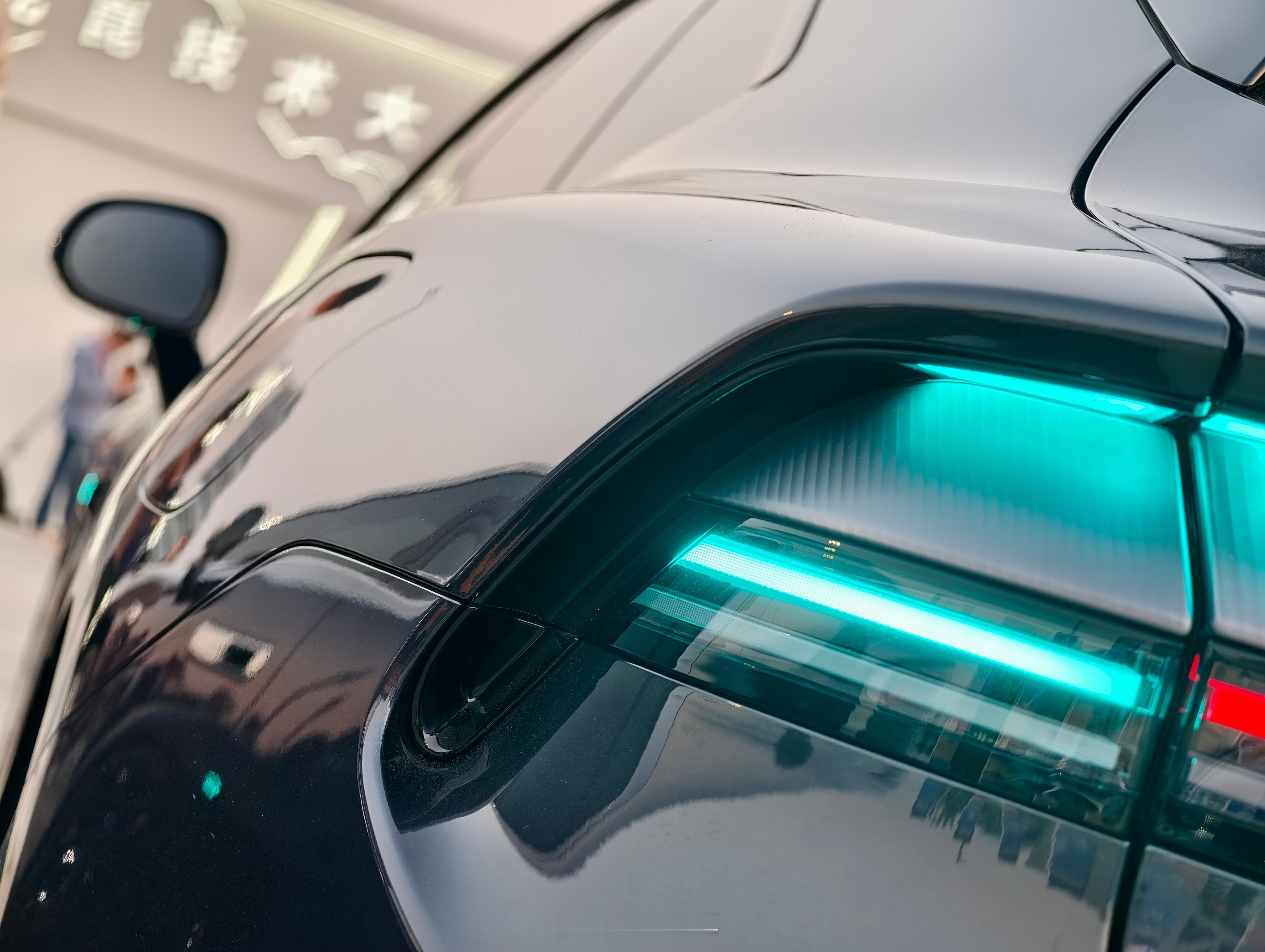 启境GT7带着华为乾崑黑科技登场华为乾崑技术大会。除了豪华猎装车辆形态，启境GT