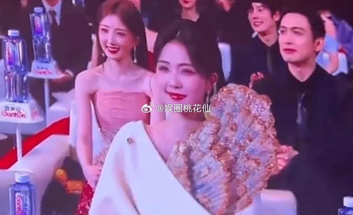 电视剧品质盛典内场，白鹿刚坐下就被网友盯上了——她裹着米白色披肩，肩颈处却鼓出个