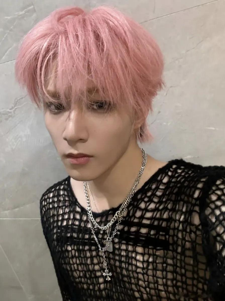 刘耀文穿的镂空大网眼T恤，搭配粉色发型，这穿搭年轻人或许觉得带劲，可年长些的阿姨