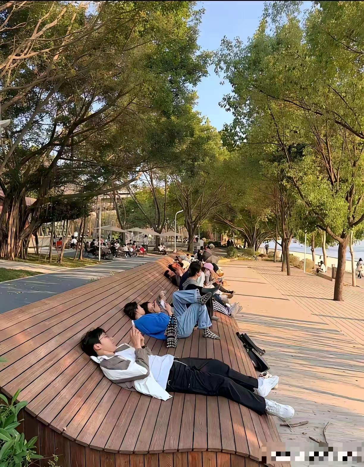 这样才是人文的关怀，让农民工累了有个躺下来休息的地方。农民工可没有这个福气，一般