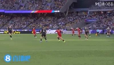 张琳艳立功了！先是突破创造点球，随后自己主罚点球稳稳命中，中国女足1:1迅速追平