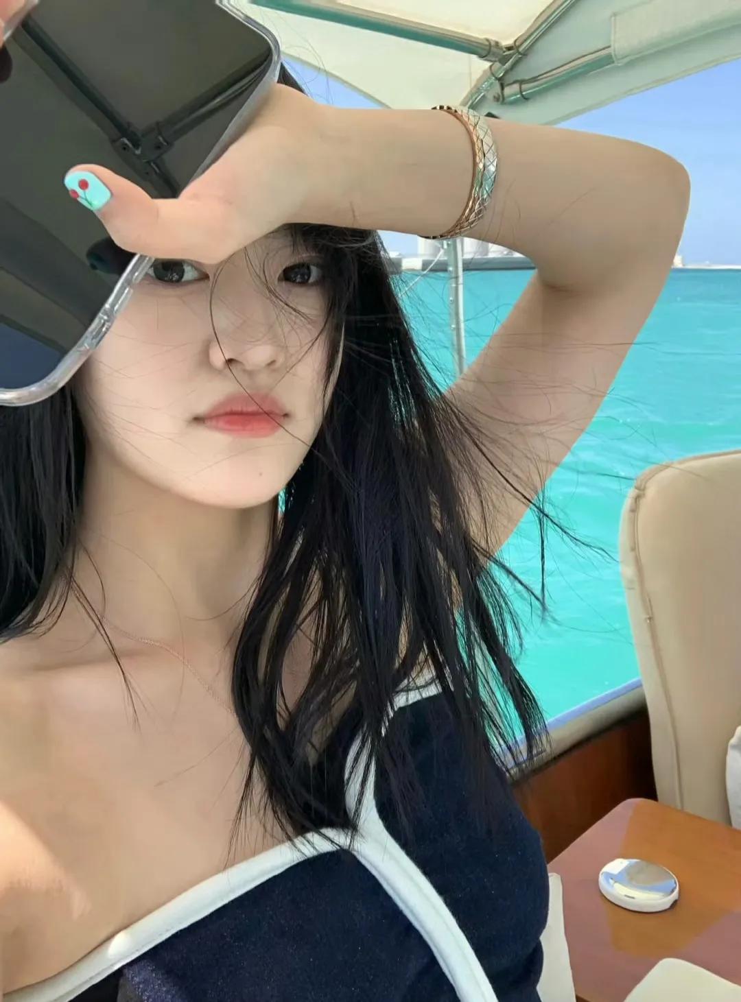 Jackeylove女友“五五姐”晒海滩度假泳装照: summer time

