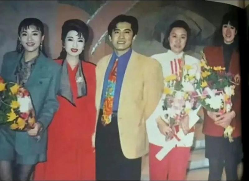 这张5人同框旧照，我认出了秀发覆额、龙眉凤目的主持人杨澜，身姿挺拔、明眸皓齿的歌