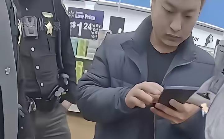 这个润人在美国搞诈 骗，被佛勃勒当场抓获。不料大聪明看到美警，就像看见了亲爹一样