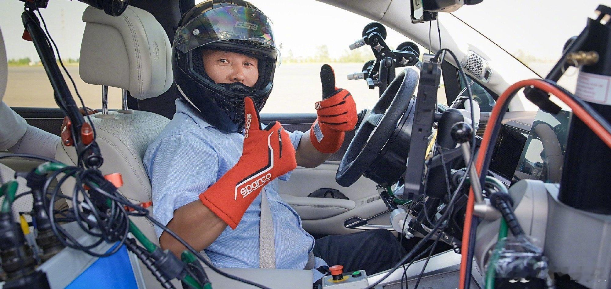 腾势N9高速避让（鱼钩测试）驶入试验车速210km/h，完美通过“死亡弯道”测试