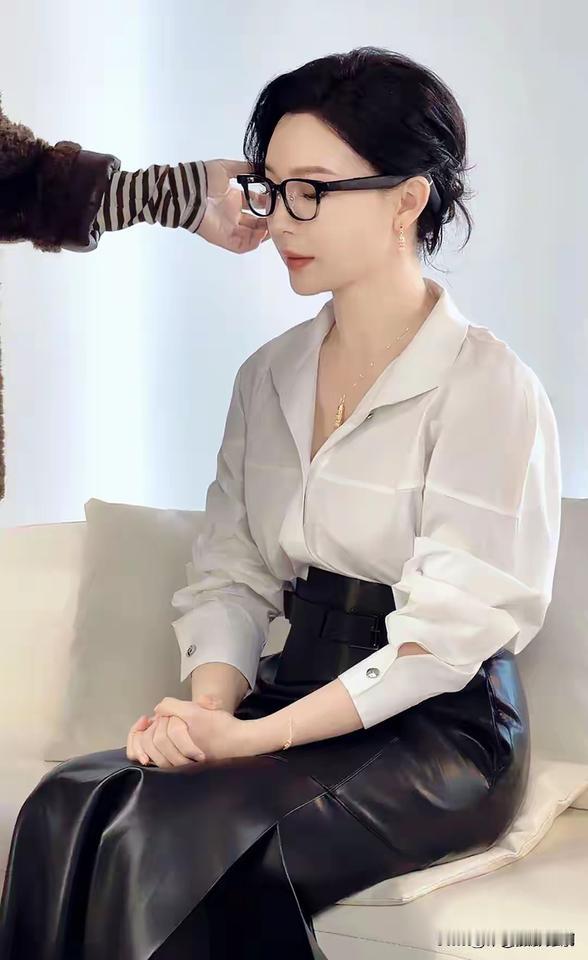 陈数老师真是魅力无限。2021年《叛逆者》里，她藏蓝旗袍配钢笔，一句“我的课堂不