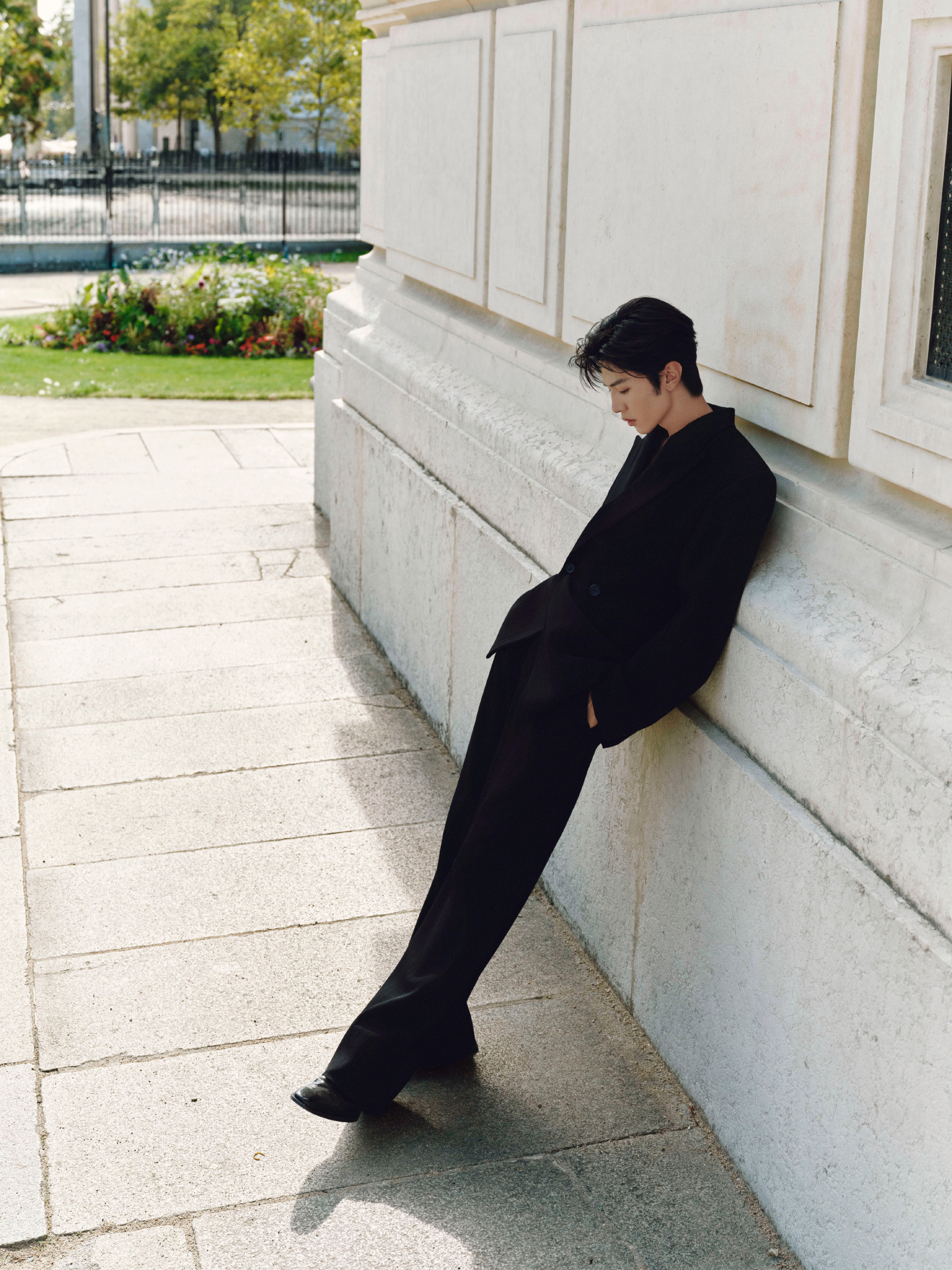 漫步在欧式建筑旁，一身简约黑西装，自在随性，安静又很抓人眼球。 ​​​