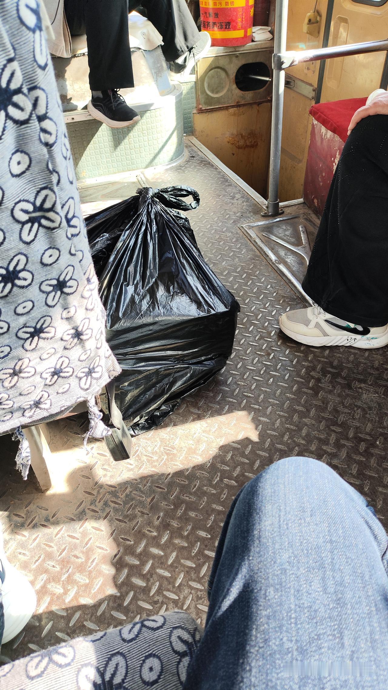 不知道村里的公交车，有一天会不会消失……

今天周五，接住宿的女儿放学回家。
