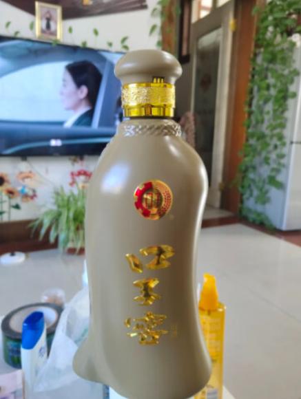 最近回家看爸妈，发现暑假给老爸买的五粮液他一瓶都没动，我高兴的以为他戒酒了。 
