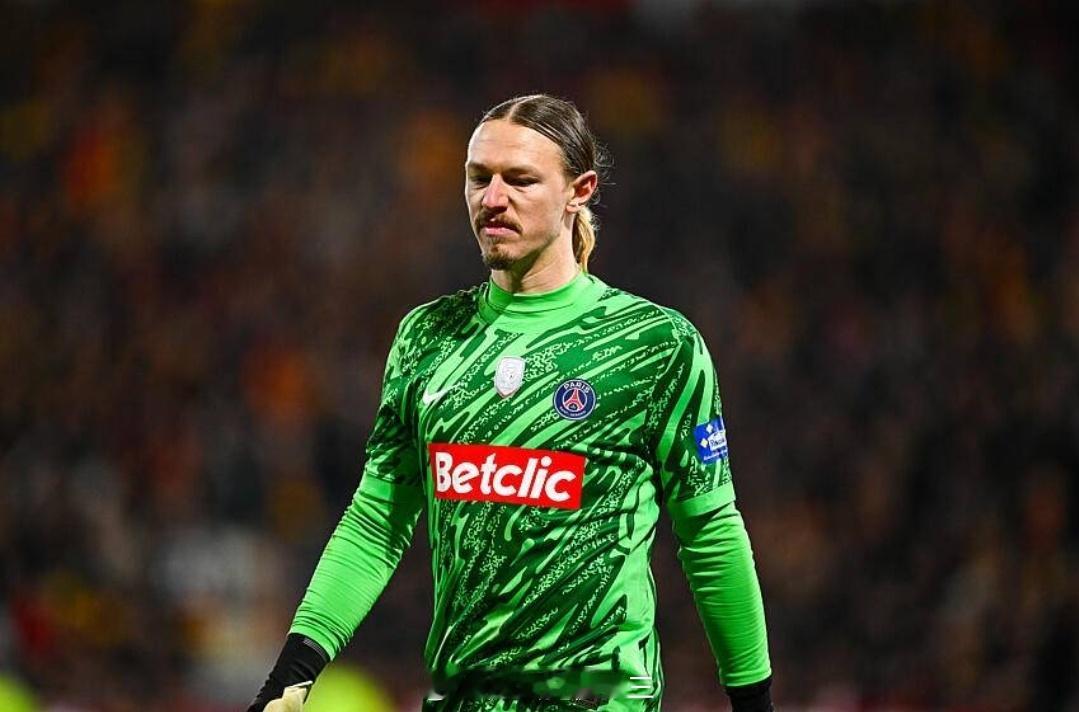 大巴黎官方：萨福诺夫左手骨折，将在3至4周内进行复查法国杯32强赛开赛前，巴黎圣