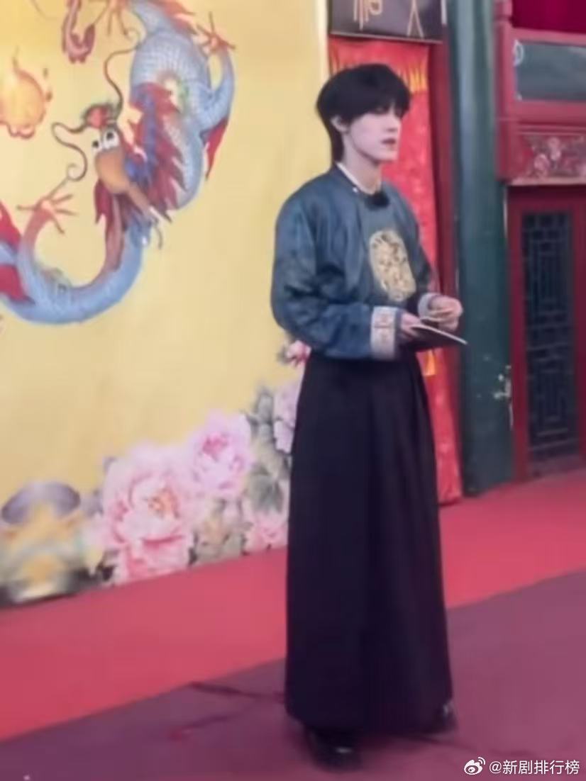 张泽禹舞狮路透 看完张泽禹舞狮路透，真的狠狠期待住了，古装加舞狮的组合新鲜又好看