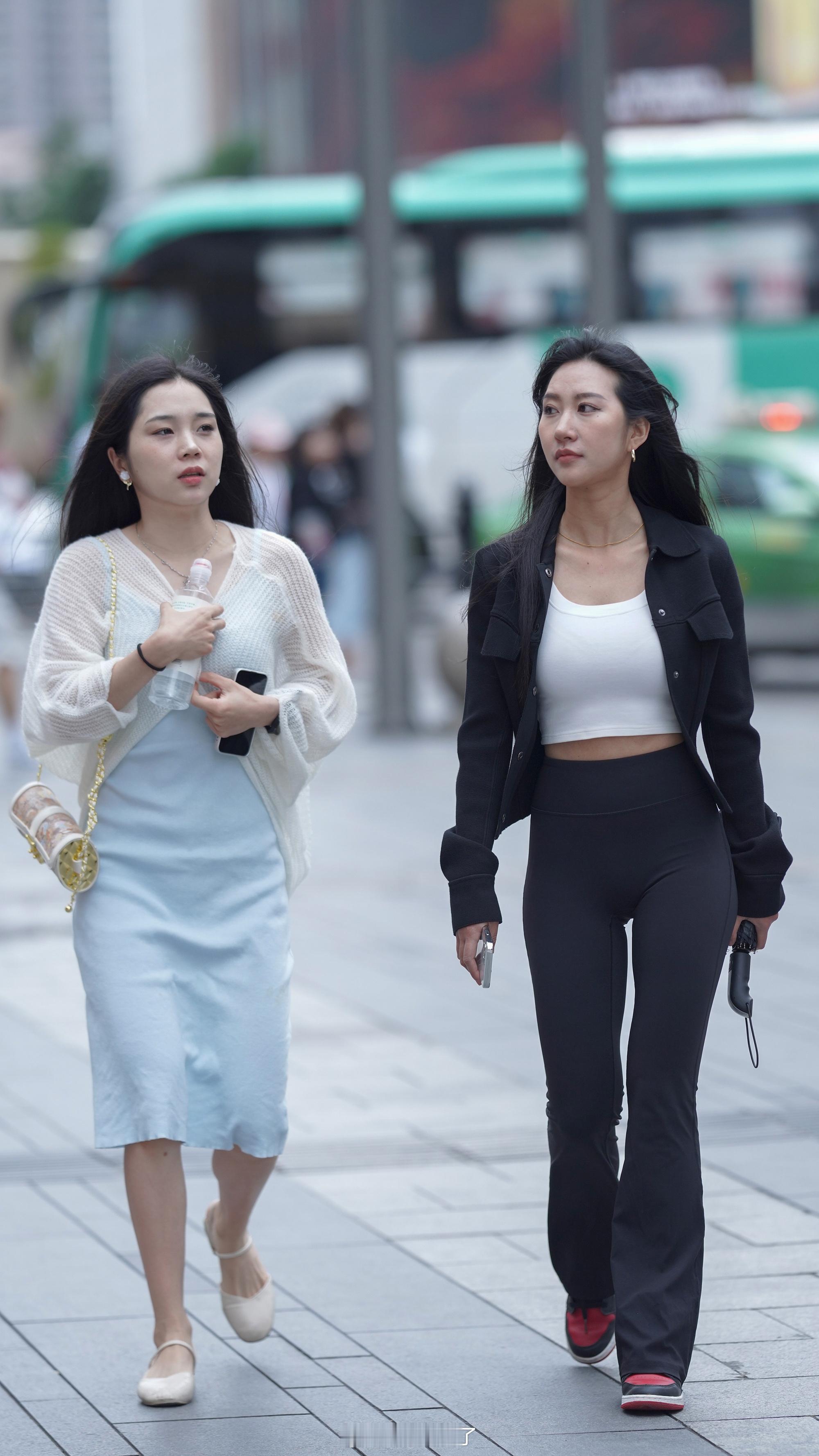 黑喇叭裤一穿，运动鞋一蹬，腿长两米八！7582街拍 我的摄影日记 街拍穿搭 时尚