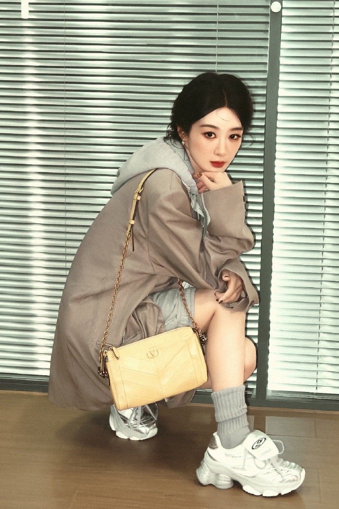 杨紫玉兰花开君再来 💜杨紫董竹君 为你花开满城，为你明灯三千。即见佳人，云胡不