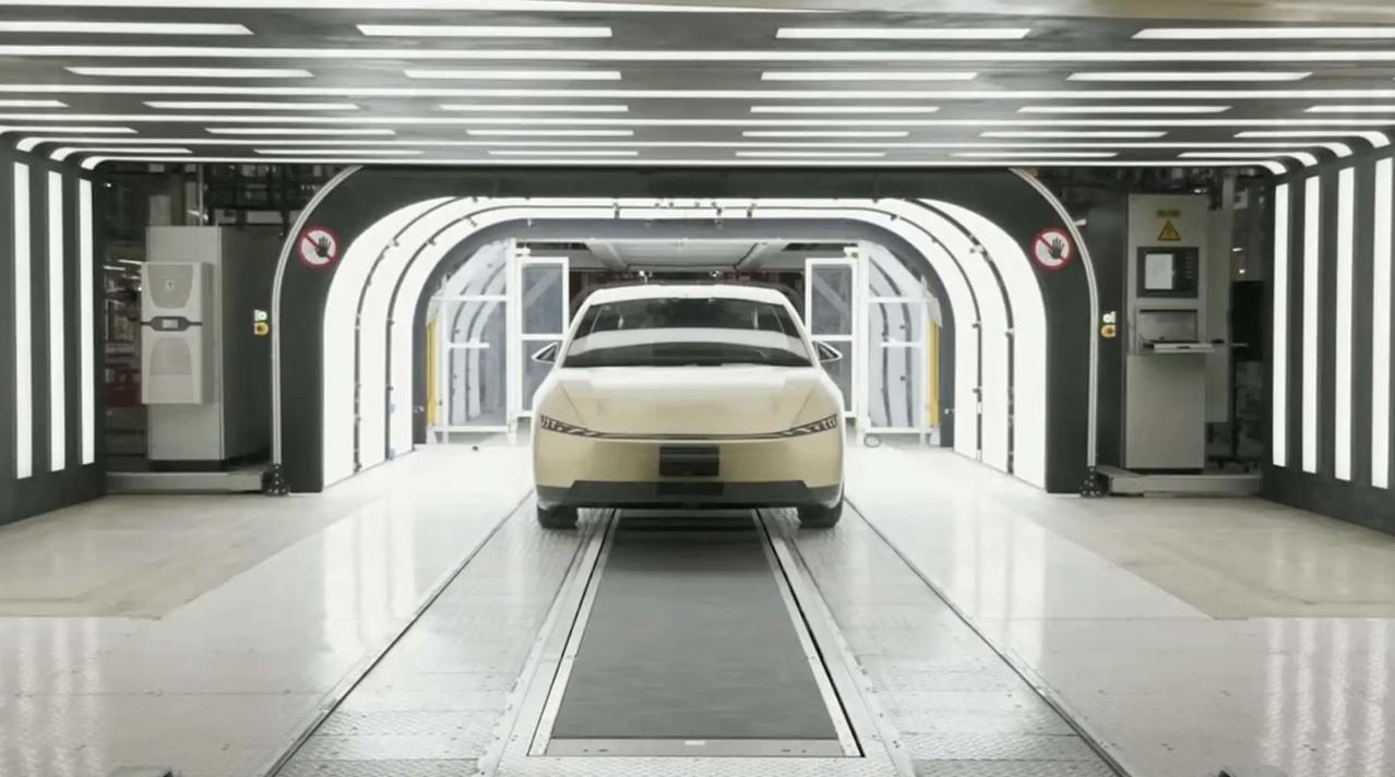 定了，特斯拉Cybercab明年4月投产
马斯克在周四举行的2025年年度股东大