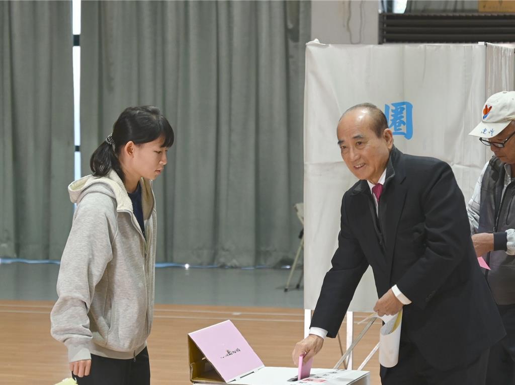 王金平现身高雄投票，洪秀柱则现身台南！ 今天是2024年“大选”投票日，前“立法