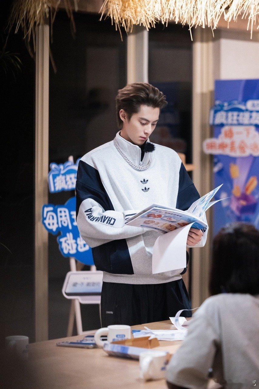 王鹤棣亲爱的客栈打入微博内部亲爱的客栈谁还没看亲爱的客栈开工直播？王鹤棣这段热搜