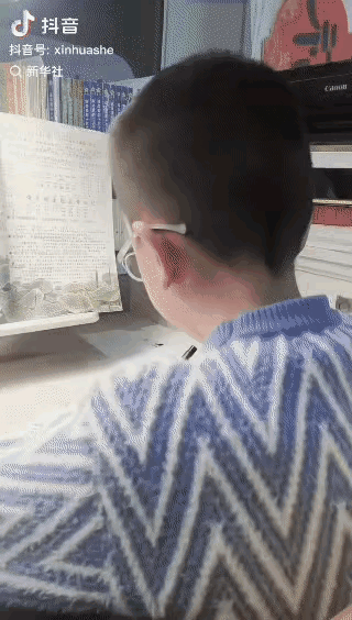 惊呆了！”宁夏银川，一名9岁、读三年级的男孩，作业本上的字迹，竟让一群成年人看完
