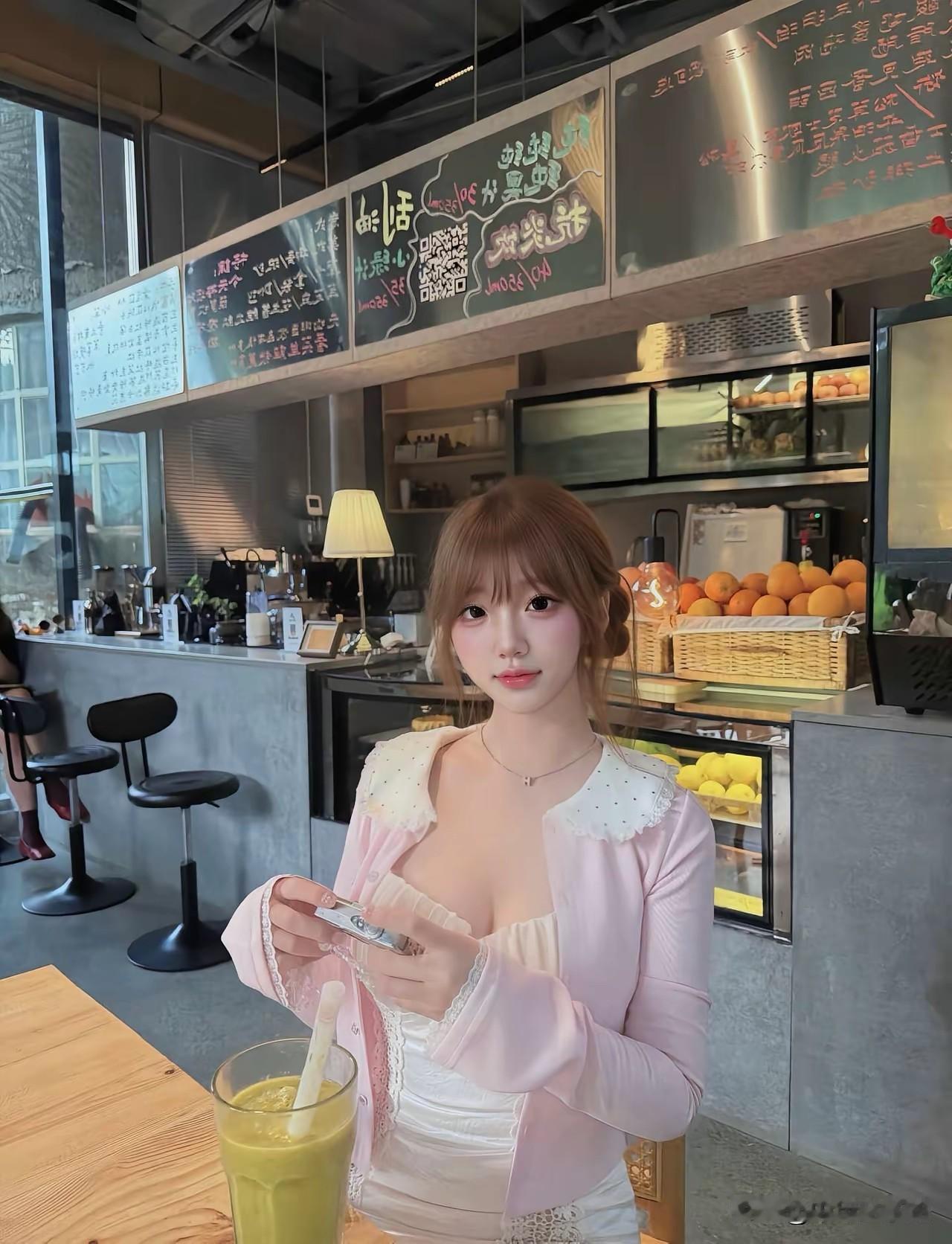 公主日记
 
推开街角这家暖调咖啡店的门，风里瞬间裹住了奶fufu的甜香，今天的