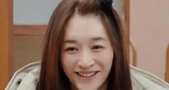 李小冉传出离婚传闻完全能共情，丈夫公司巨额负债、被限高，连带她也要承担债务。从前