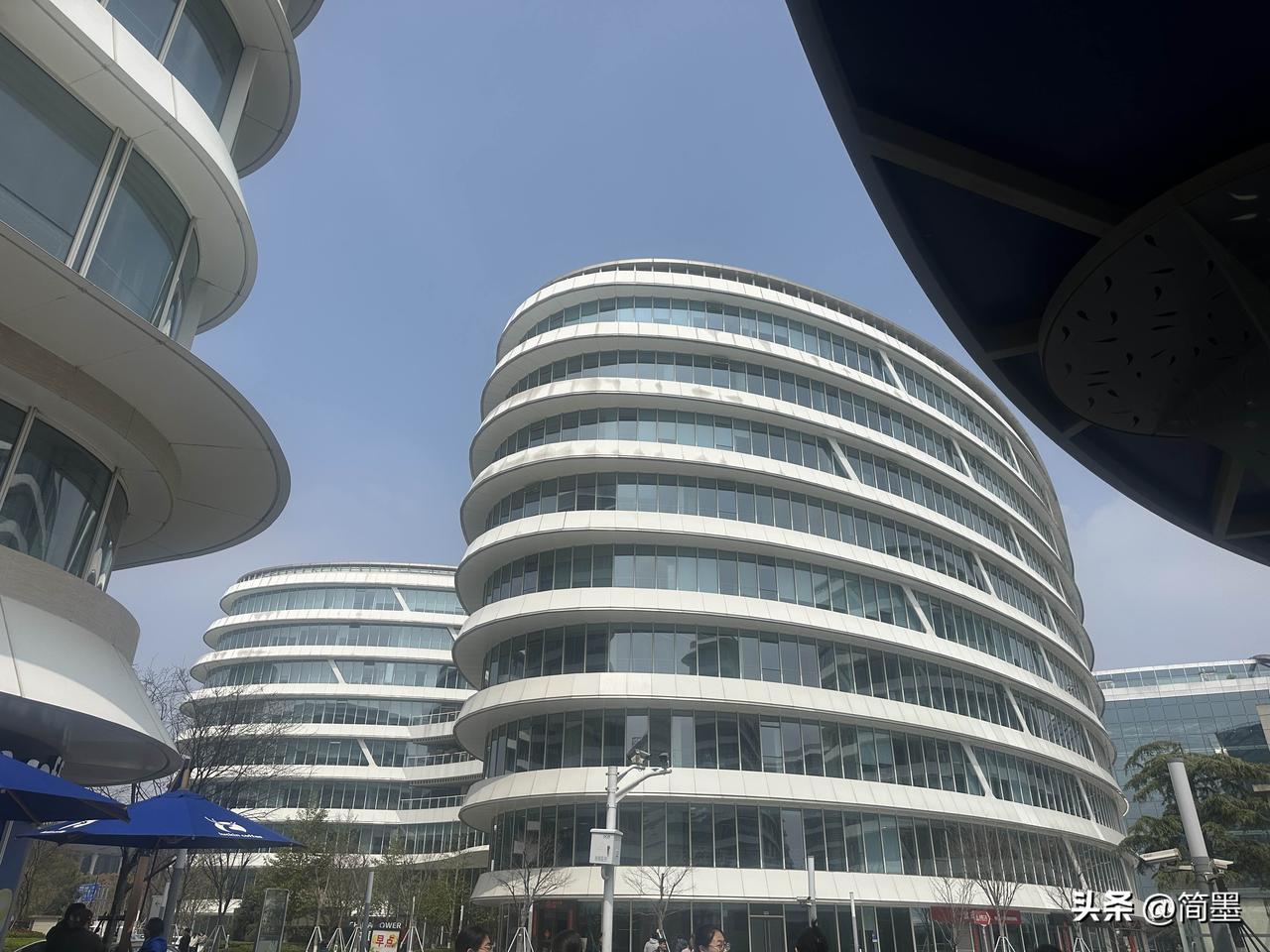 很多人说上海萧条，可我看到的是明显的复苏迹象。之前总觉得上海要把普通人“赶出去”