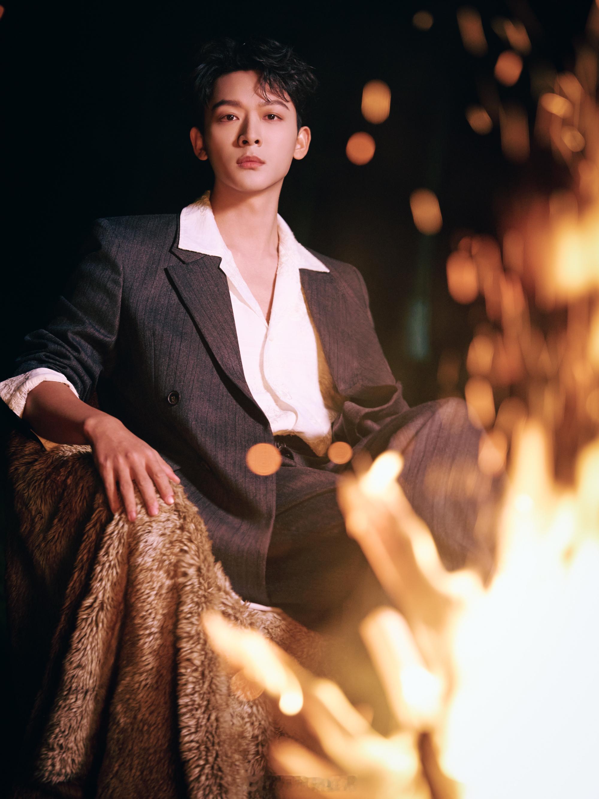 派酱安利 张晚意夜色篝火氛围感篝火、暖光还有一张自带故事感的脸镜头里的每一个瞬间