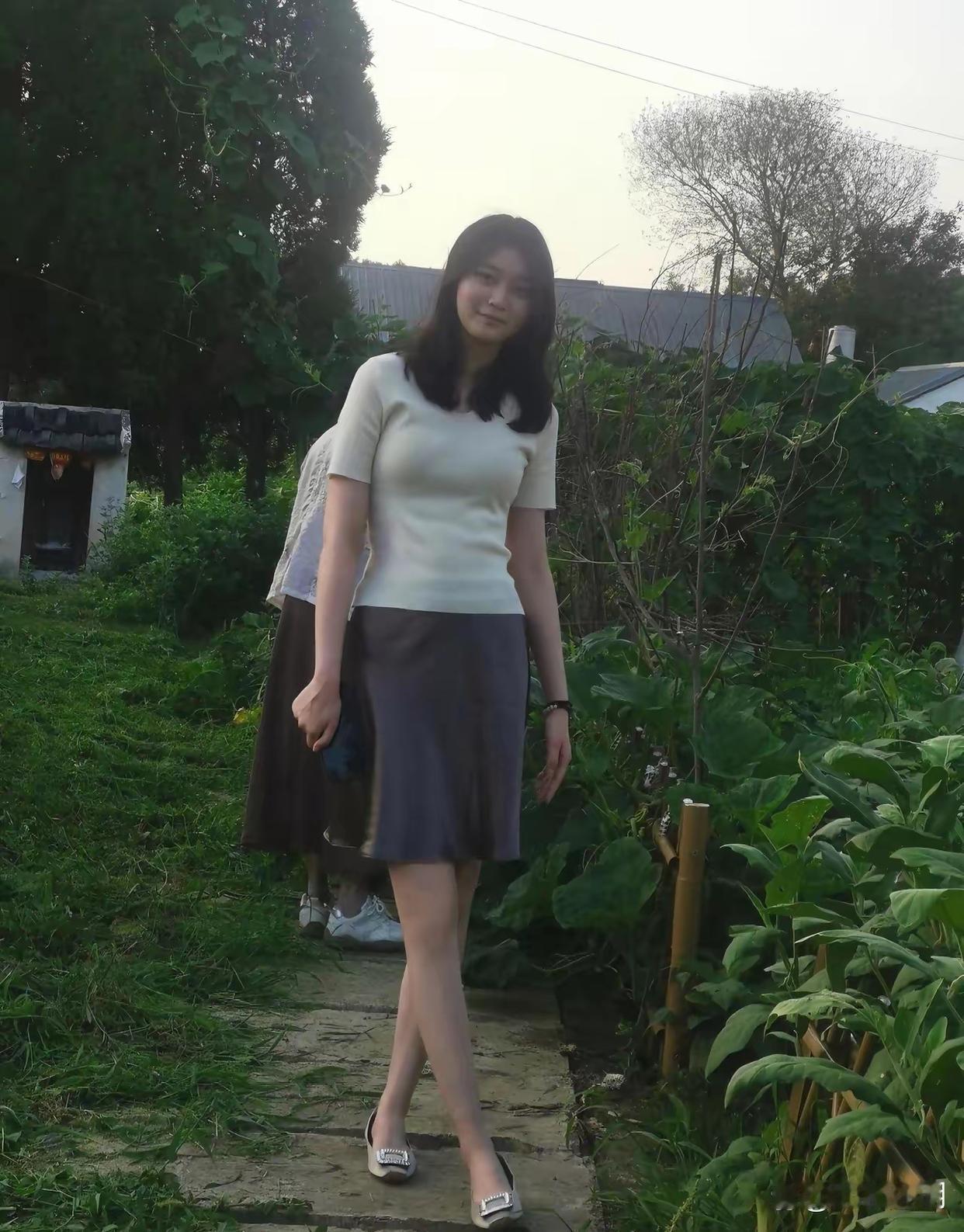 刚结婚的美女领居