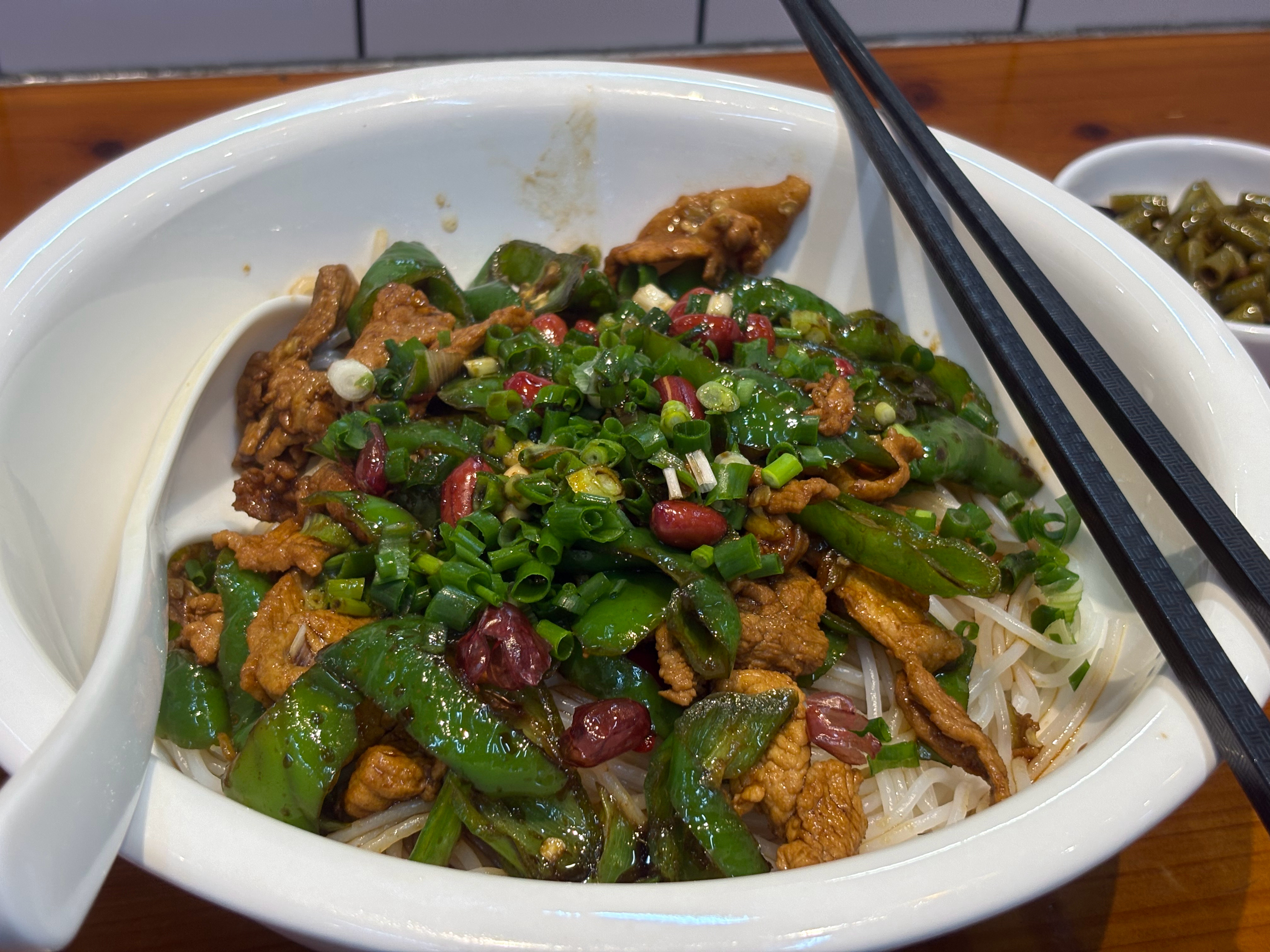 今晚吃了超级香的辣椒炒肉拌面[流鼻血] ​​​