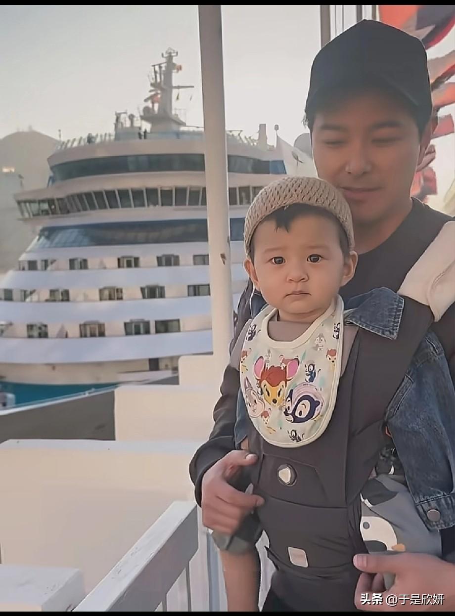 救命！萧正楠的娃也太像他了吧！
这眉眼、这神态，简直是迷你版萧正楠！
想问他：带