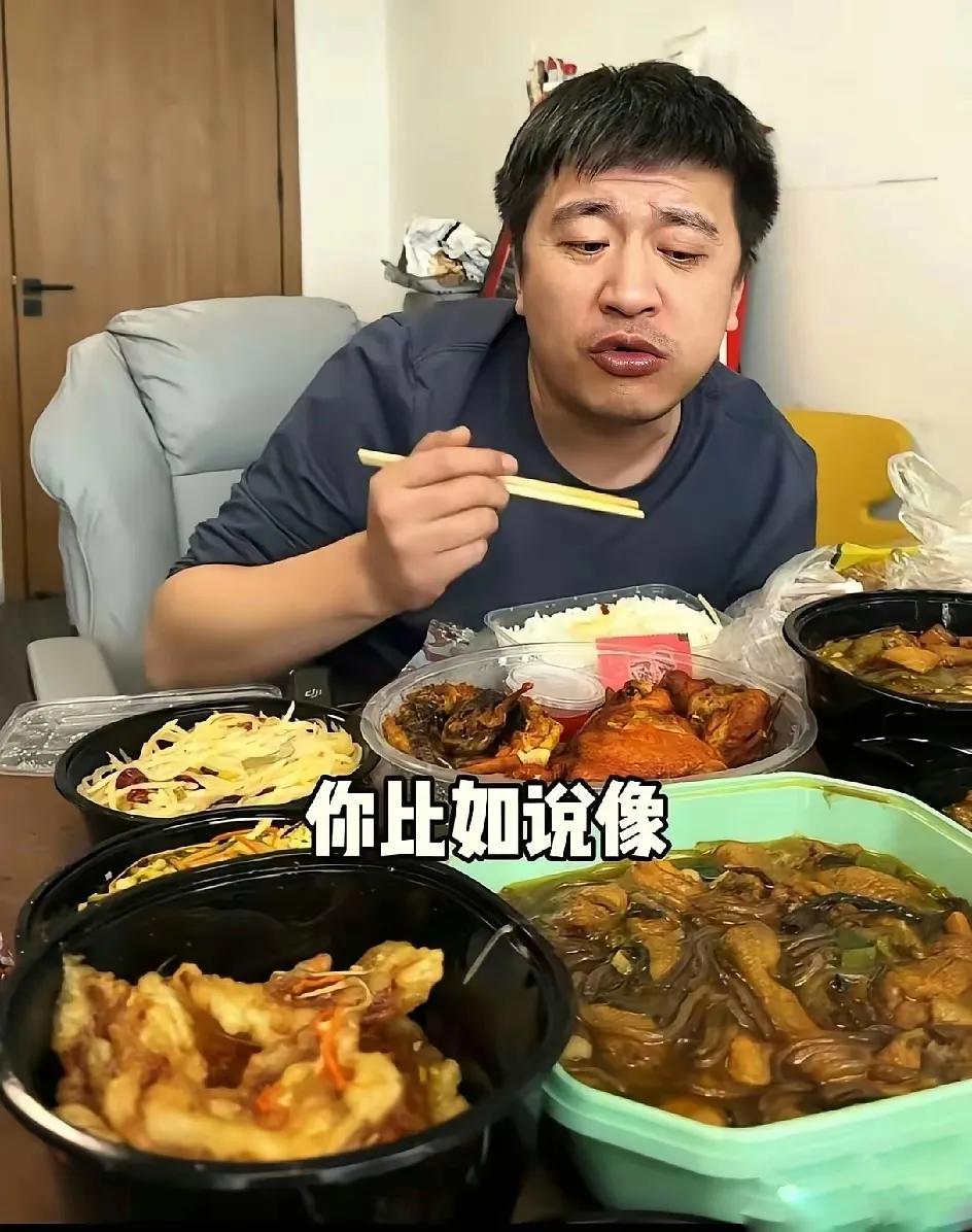 这是张雪峰昨天（猝死当天）中午出镜吃午饭的画面。1碗米饭6碟菜。盛菜用的是塑料盆