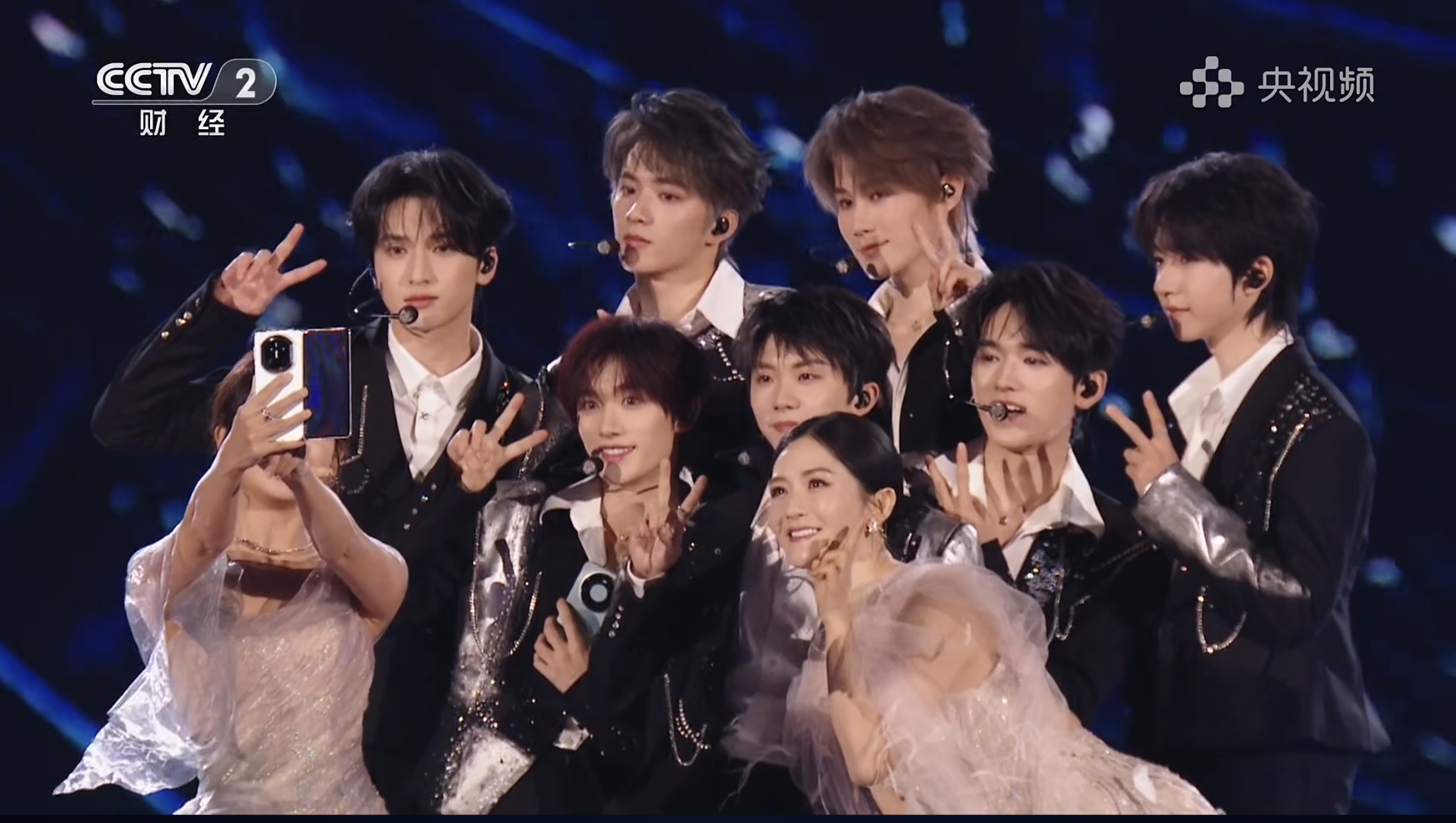 种草时代少年团同款碰一碰在今晚的鸿蒙星光盛典现场，主持人刚和时代少年团拍完合照，