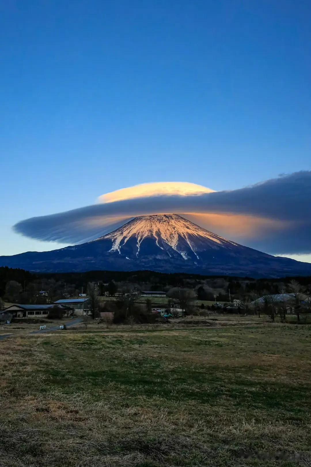 天太热，富士山戴上了草帽