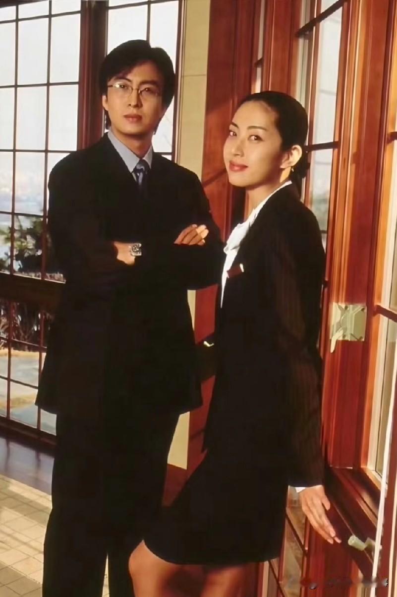 重刷《情定大饭店》才发现，东贤和臻茵的爱情，根本就是一场天选的双向治愈！
 
从