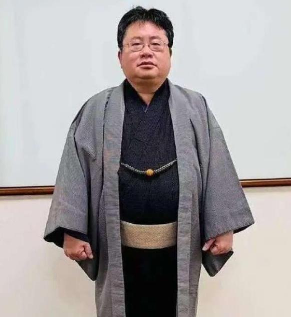 高市早苗疯狂反华，背后竟是两个中国败类在出谋划策？为高市早苗出谋划策的两个中国败