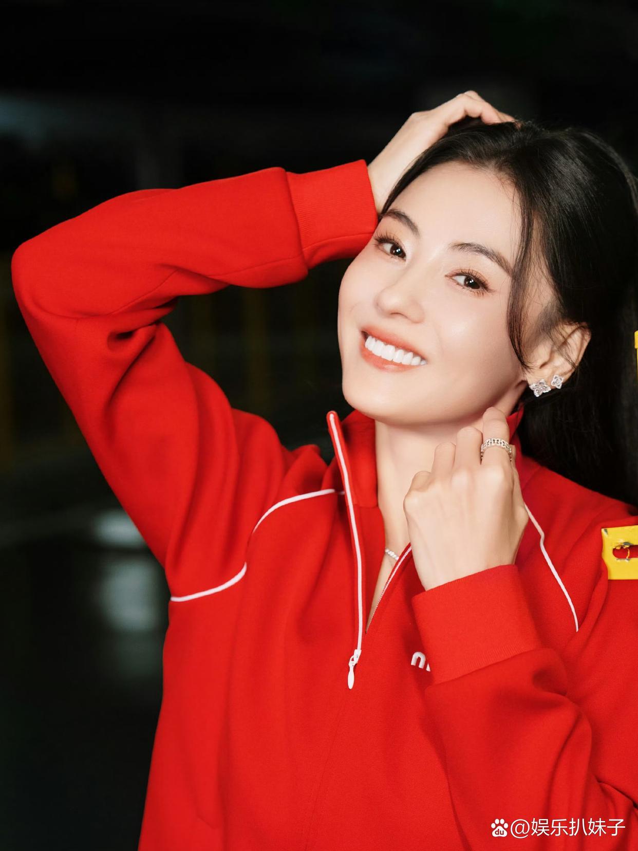 1.张柏芝在上海参加活动时，主动拿走了粉丝的手机拍摄合影，不少人都感叹她亲和力十