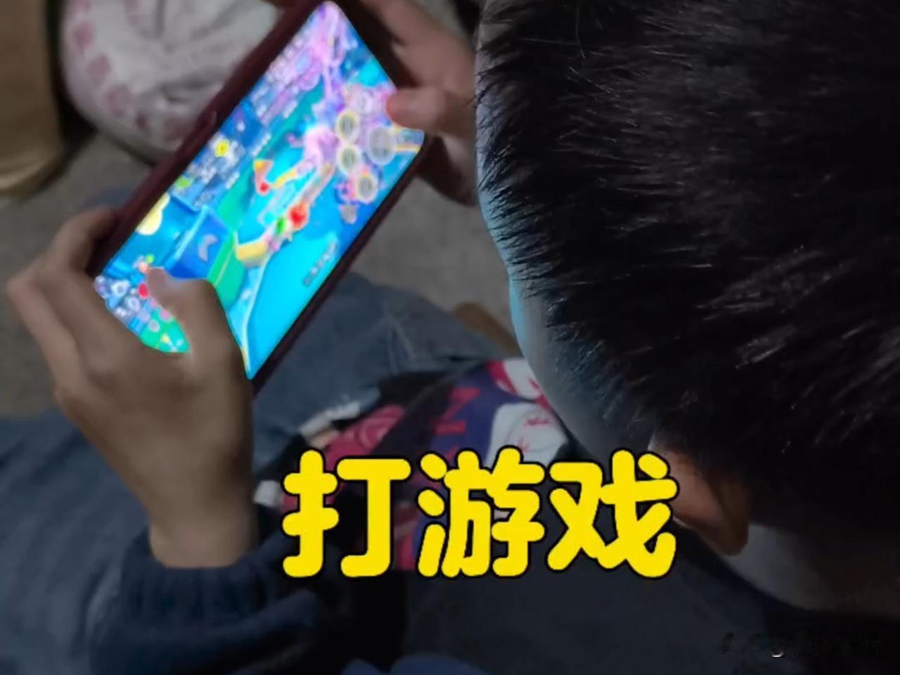 如今家家户户都有智能手机，网络彻底融入日常生活，但随之而来的网游沉迷问题，已经成