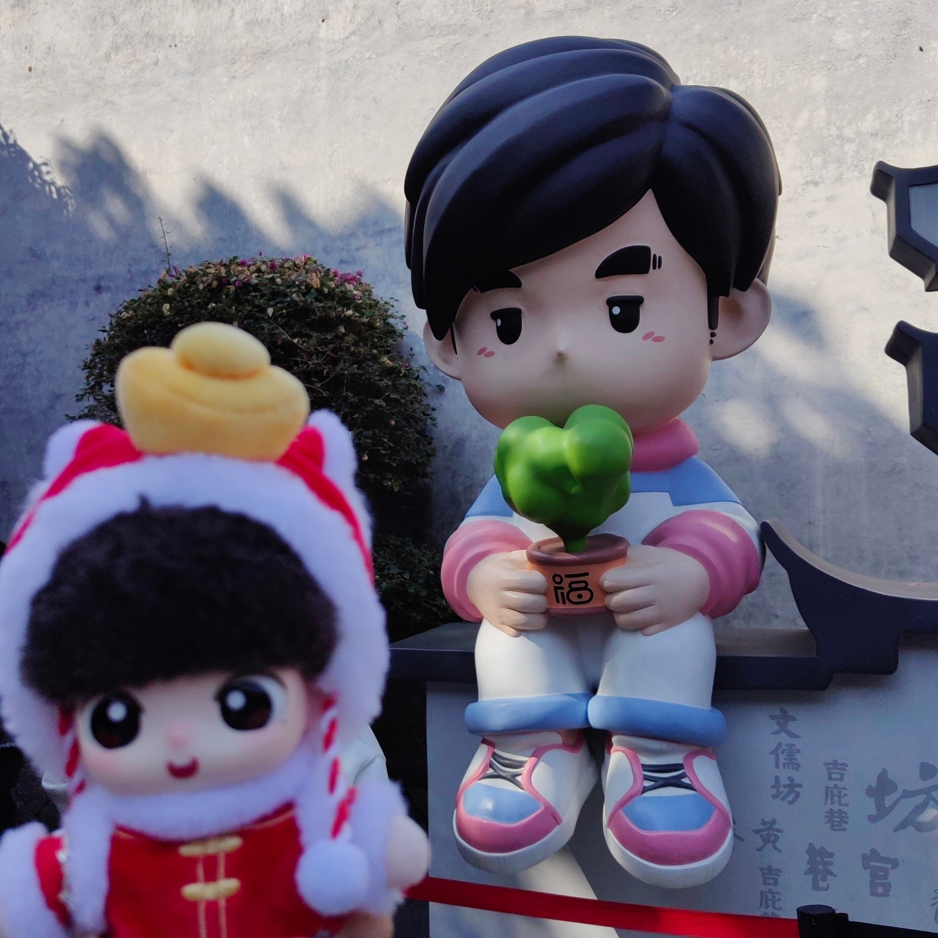 携带一个女孩打卡周杰伦中 