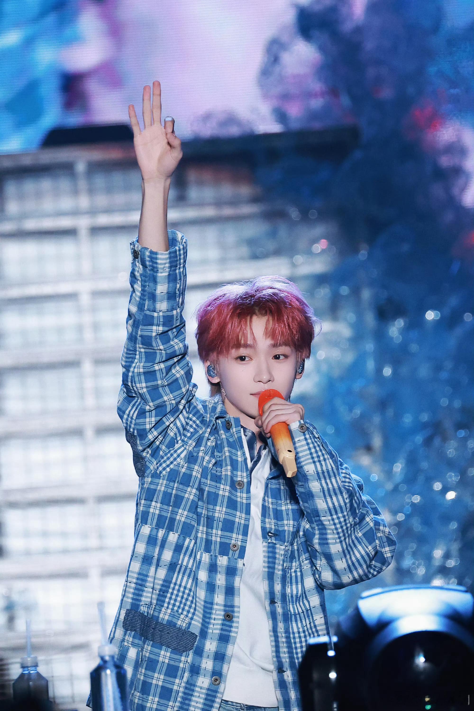 梓渝工作室 求原图是可盐可甜的舞台精灵，也是风格多变的时尚宠儿💙 无论是清新格