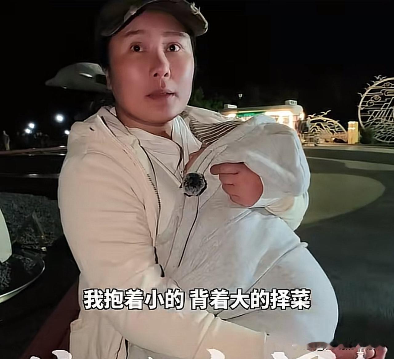 青岛海边背着孩子唱歌的单亲妈妈火了，记者采访她觉得这样苦不苦的时候，单亲妈妈搂紧