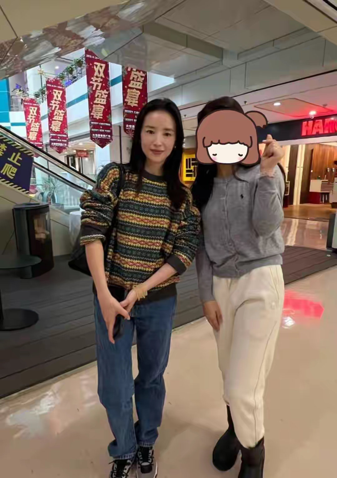 44岁董洁回大连，打扮低调逛家具广场，4000万复式豪宅要变样了 