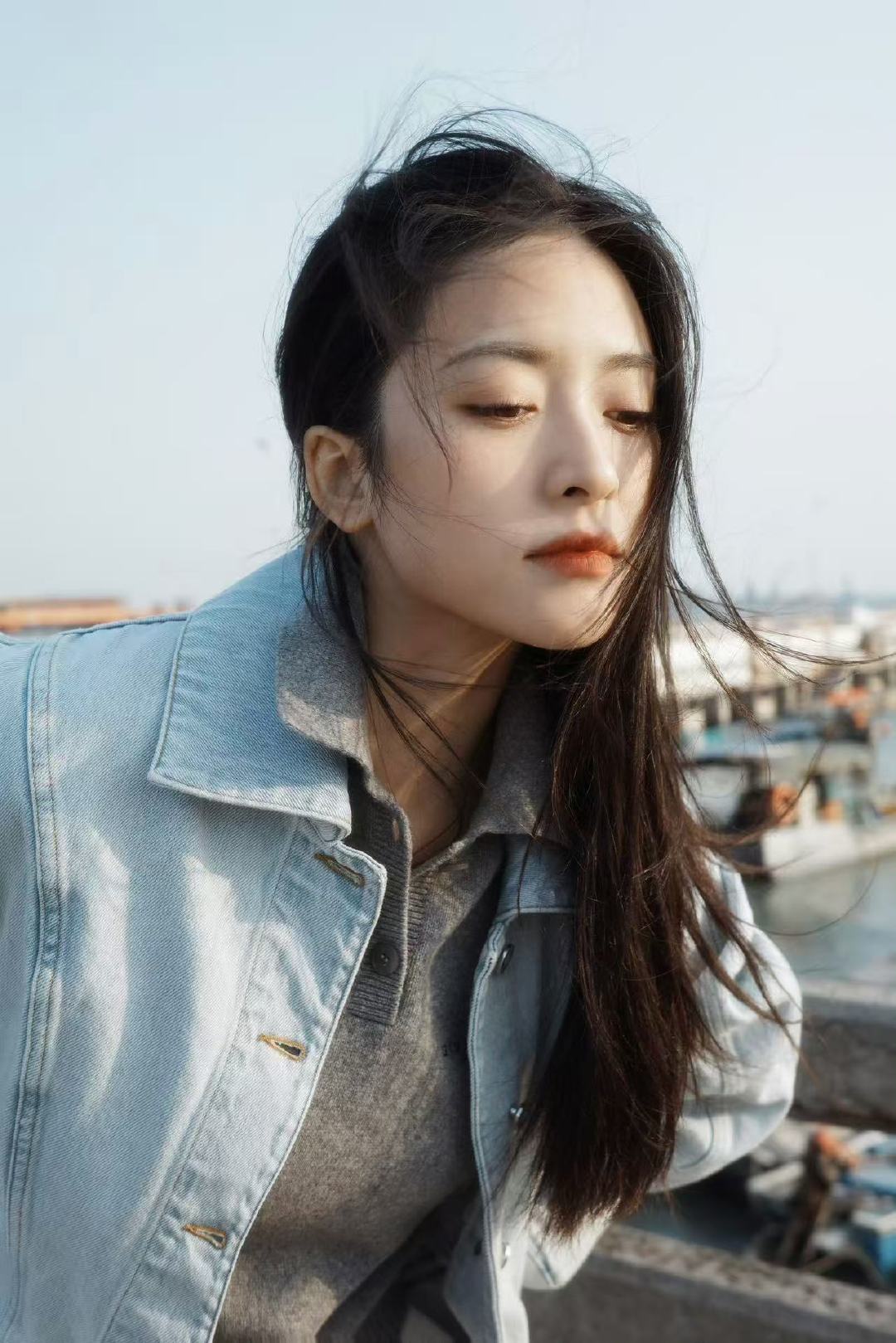 沈月带头嗑自己的cp亲爱的客栈沈月一脸荡漾嗑自己 CP 的样子，真的又可爱又好笑