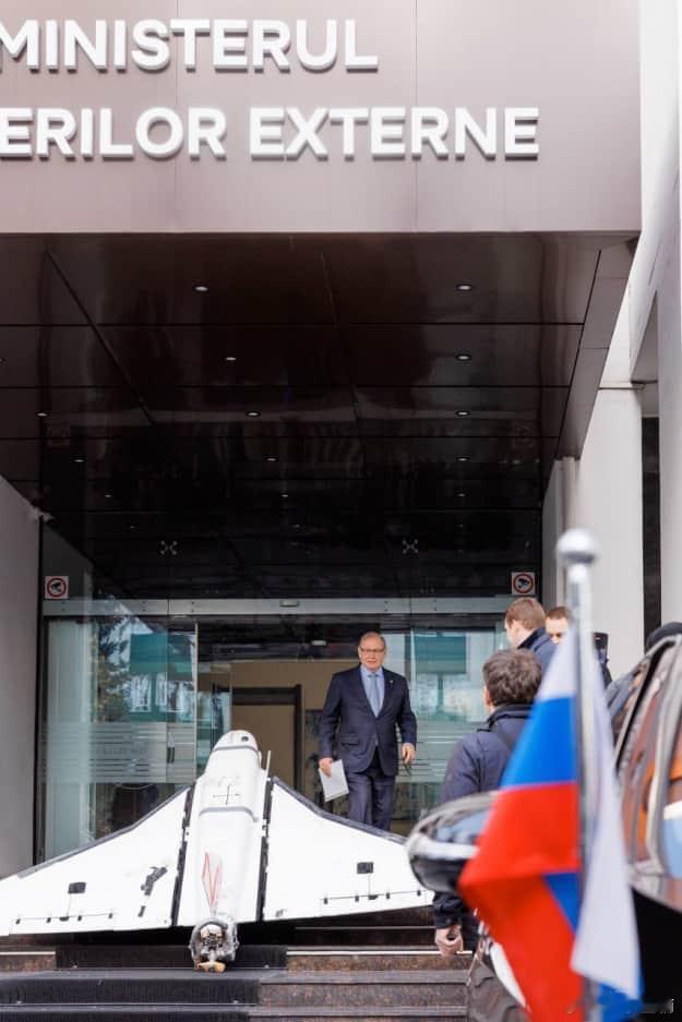 摩尔多瓦外交部在召见俄罗斯大使时，将被击落的无人机摆放在门前。11月26日星期三