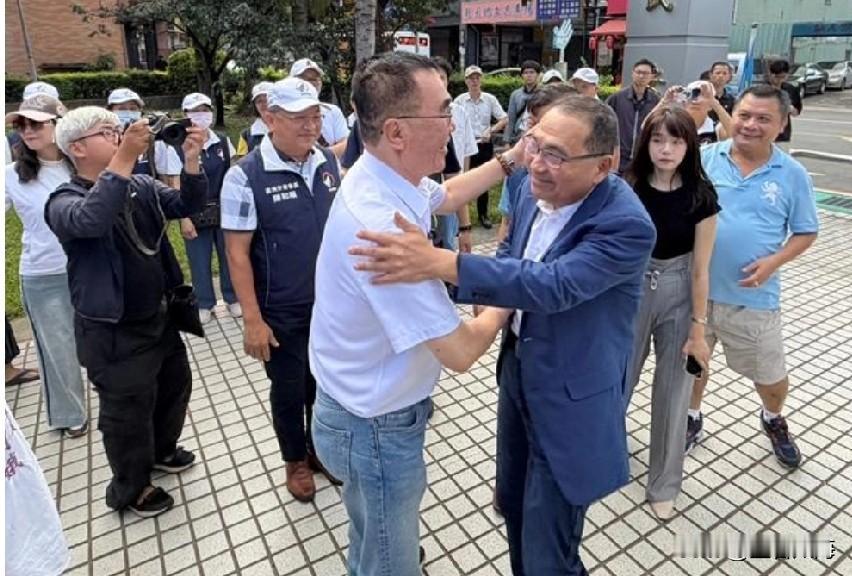 李四川民调落后5.6%，三天内选择两度与侯友宜同台！今天（8月30日），李四川与