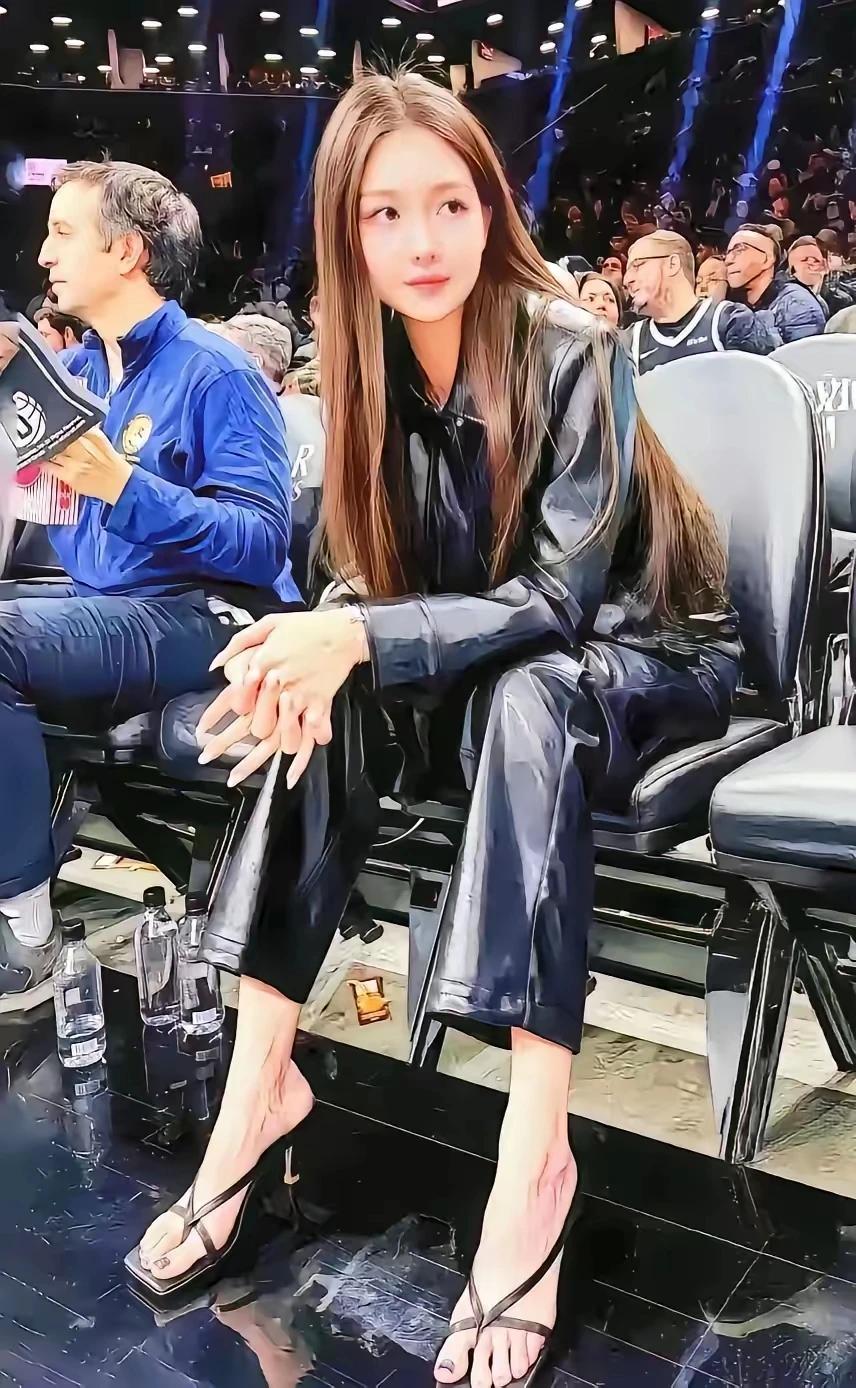 这才是妥妥的大美女。
最起码也要穿45码的鞋👟[捂脸]