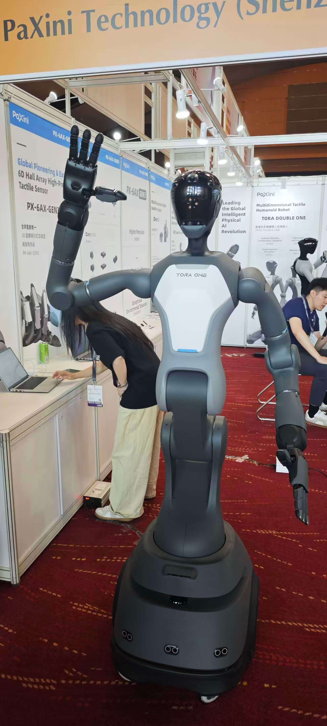 香港秋季电子产品展这一次香港秋季电子产品展，首先来到的是机器人展区，在这里有各种