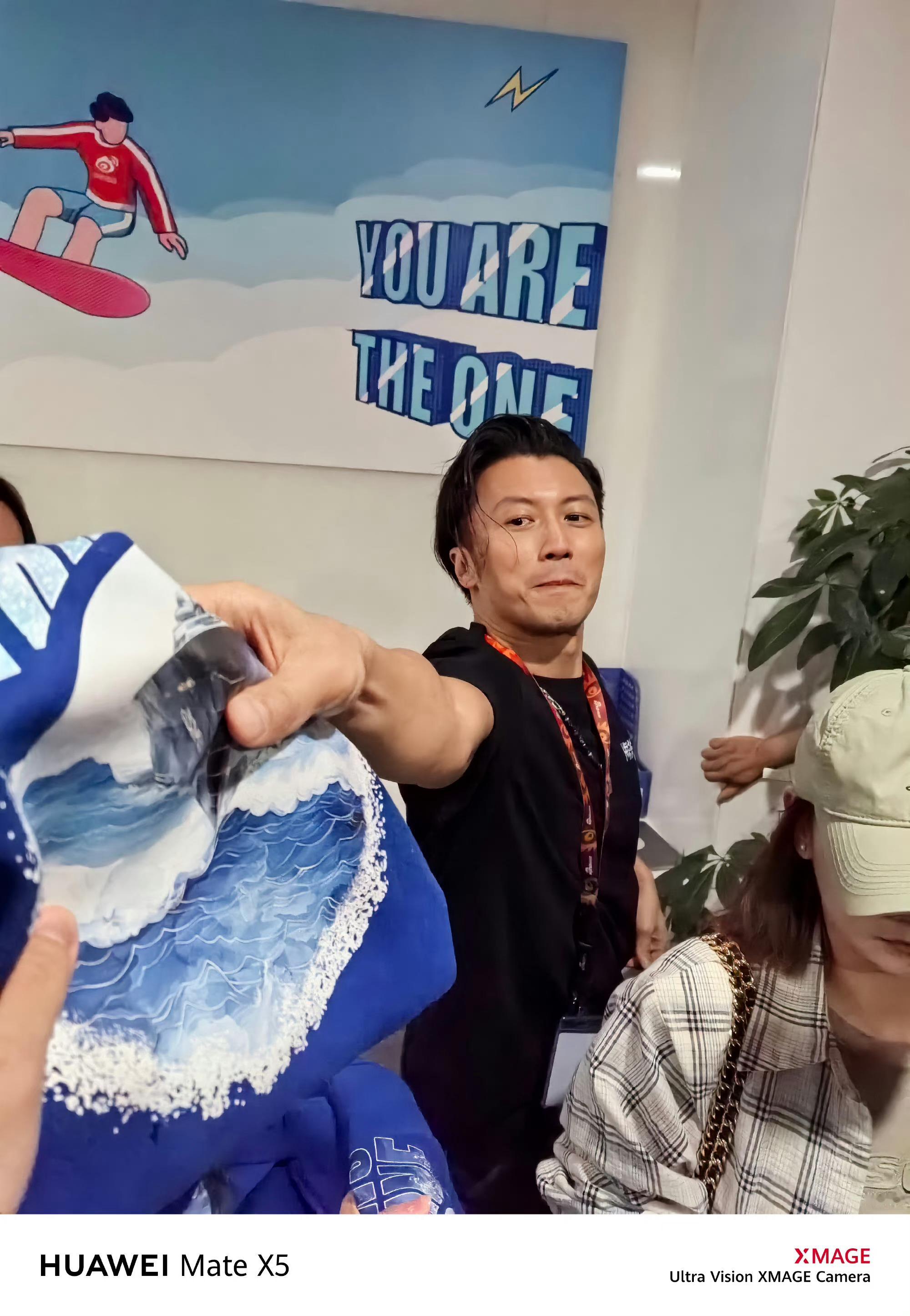 #谢霆锋回忆刘雅瑟爆破戏现场# 又见谢霆锋！酷帅搭配紫色的华为Mate X5 绝