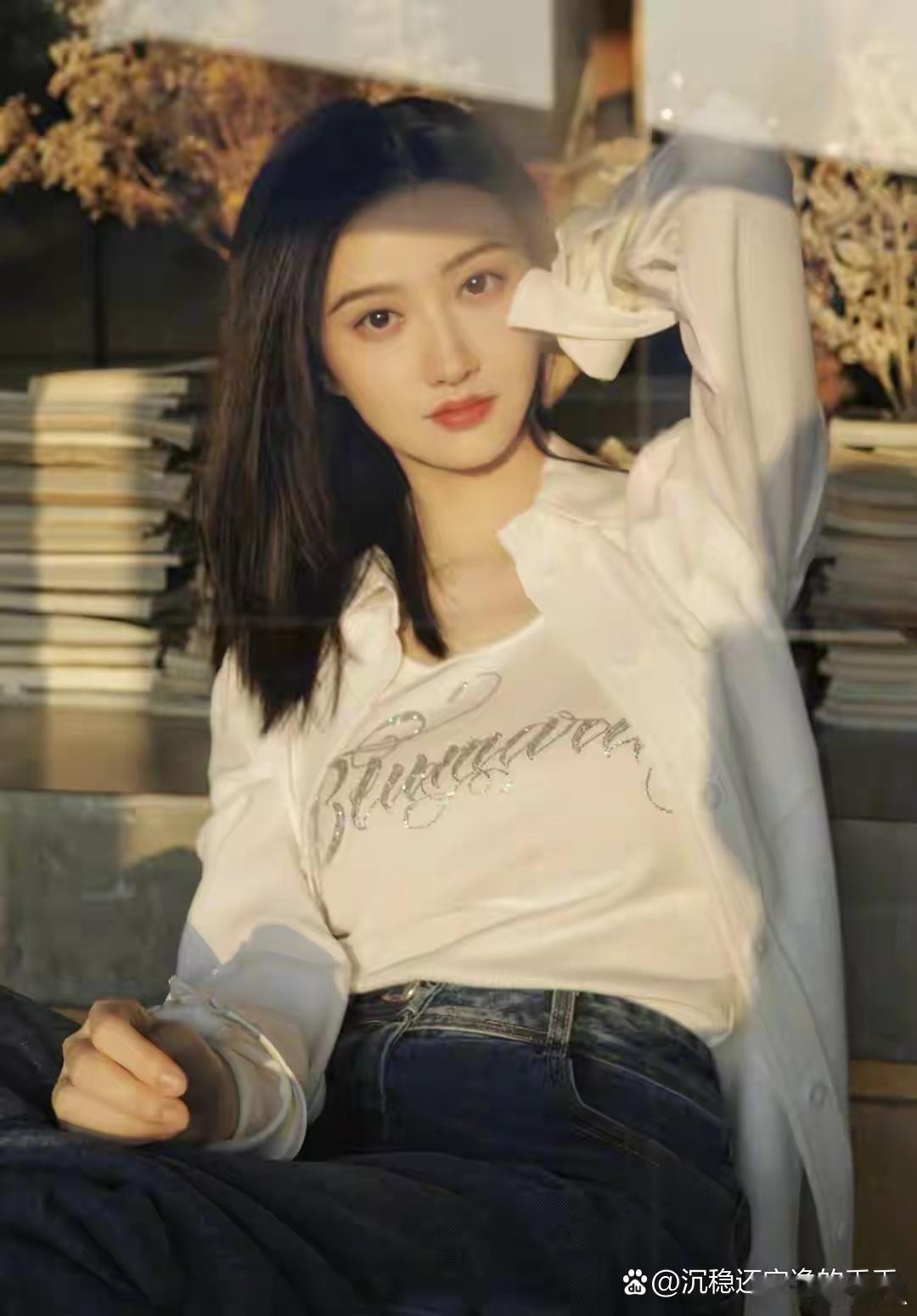 景甜一组生活照惊喜曝光！褪去华丽礼服的她，反而更显耐看，超真实自然的状态太圈粉了