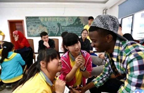 留学生一句狂言引发热议，五万外国孩子正在中国求学。

近几日，留学生在公共场合说