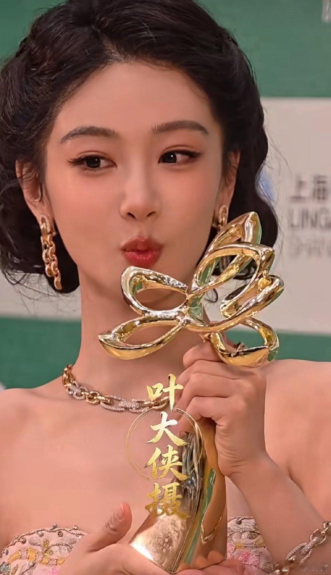 杨紫视后亲吻奖杯的怼脸镜头杨紫视后亲吻奖杯的怼脸镜头哇！好美呀 