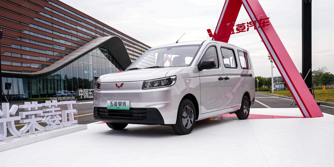 很多人以为商用车拼的是皮实耐用，但在五菱眼里，新时代的奋斗者值得更聪明的伙伴。
